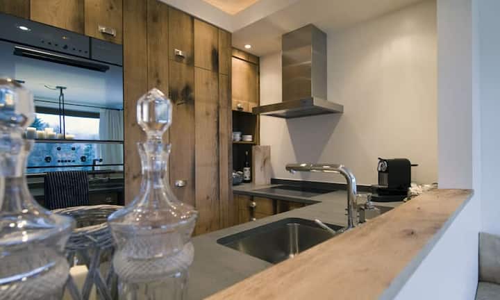 Die Wohnung mit Baujahr 2008 bietet den neuesten Ausbaustandart. Die Küche der Wohnung gliedert sich hervorragend in das Gesamtbild des Objektes ein und verfügt über hochwertige Geräte.