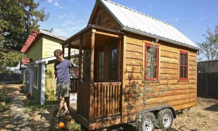 Jay Shafner, Besitzer von «Tumbleweed Tiny Houses», baut Häuser die kleiner sind als die meisten Wohnzimmer.