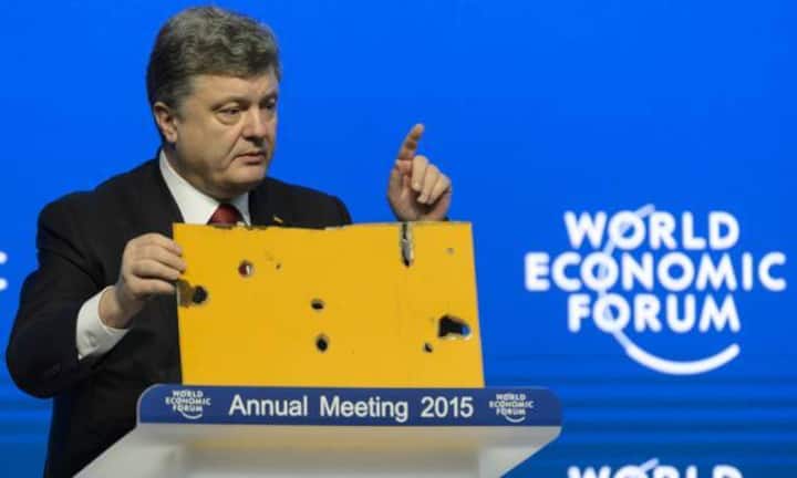 In der Rede Petro Poroshenko hält der ukrainische Präsident ein durchlöchertes Blechstück hoch. Dieses Stück soll zeigen, wie sehr die Zivilbevölkerung im Konflikt leidet.