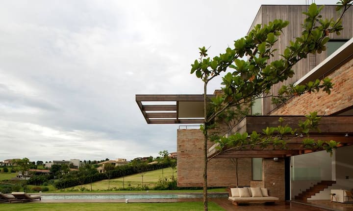 … dem Besitzer rund 1000 Quadratmeter Wohnfläche, Pools und…