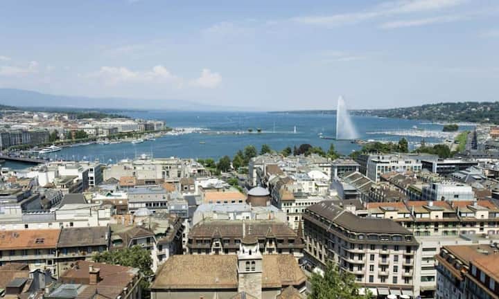 Platz 19: Genf
Das Berliner Reiseportal Goeuro hat die Preise von Hotels und Privatunterkünften weltweit verglichen. Das Ergebnis: Fünf Schweizer Städte zählen in punkto Beherbergungskosten zu den 30 teuersten der Welt. Mit einem Durchschnittspreis von 111 Franken schaffte es Genf gerade noch in die Top 20. Bern liegt mit 101 Franken auf dem 24. Platz. Lausanne ist mit durchschnittlich 97 Franken die billigste der untersuchten Schweizer Städte und liegt auf Platz 26.