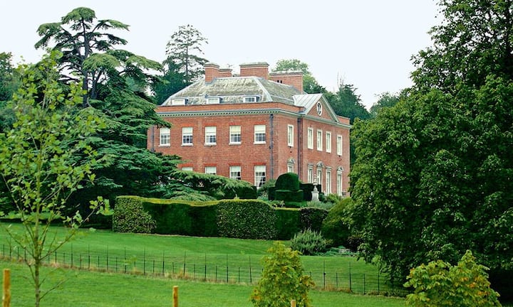 Urs Schwarzenbach: Culham Court an der Themse. Für sein «Country House» in Oxfordshire legte Urs Schwarzenbach vorsichtshalber zehn Millionen Pfund mehr hin als gefordert. Für den Kauf eines kompletten englischen Dorfes in der Nachbarschaft reichte es dann aber immer noch – nur die Kirche bekam er nicht für die 38 Millionen Pfund.