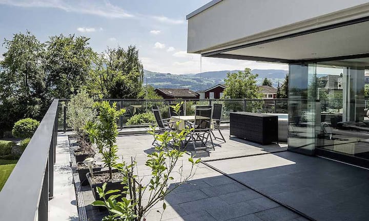Die grosse, nach Süden gerichtete Terrasse sowie die zweite, nach Nordosten gerichtete Terrasse bieten viel Fläche um zu verweilen.