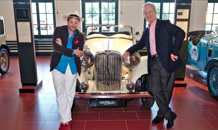 Namensvettern: Christian Jott Jenny, Festivalveranstalter;
Christian J. Jenny, Jaguar-Sammler; 
posieren vor einem SS Jaguar 2.5 Liter Tourer 1936