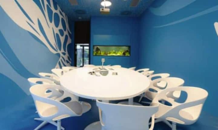 Microsoft, Wien: Sehr stylisch ist auch der Konferenzraum des Microsoft-Büros in Wien. Die Highlights dort sind das schicke Retro-Design, blaue Wände und ein Tisch aus Naturholz.