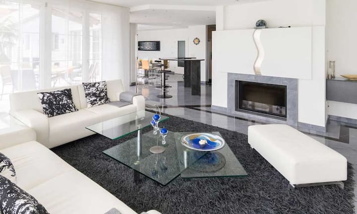 Der Wohn- und Essbereich ist offen gestaltet. Weitläufige Fensterfronten bieten Zugang zum Garten.