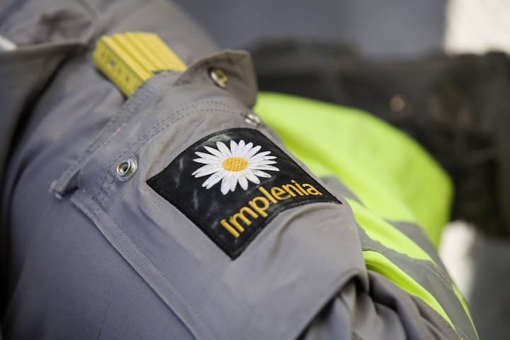 In puncto Gestaltung sicherte sich Implenia Platz 1. Der Baukonzern überzeugt mit einer kompakten Buchform: Die Zeitleiste ist in einem attraktiven, ungewöhnlichen Format, innovativ und zugleich unterhaltend. «Echte» Menschen transportieren die Botschaft des Konzerns.