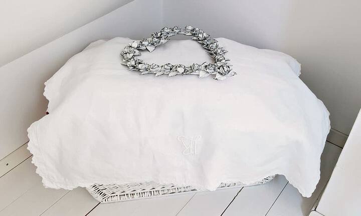 Zierde: Sogar der Wäschekorb wurde mit einem Tuch bedeckt und mit einem Herz geschmückt.