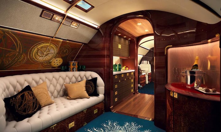 Couch, Bar und Küche: Würde das Benzin reichen, könnte man es tagelang über den Wolken aushalten.