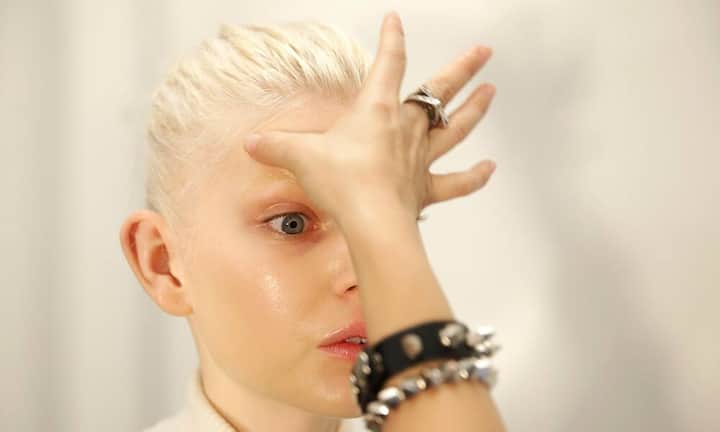 Das Make-up ist fast fertig: Ola Rudnicka aus Polen während den Vorbereitungen.