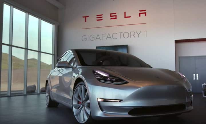 Die Front des Autos ist aerodynamisch, um die Kraftstoffeffizienz zu maximieren. Es gibt keinen Kühlergrill oder sonstige Öffnungen, die nichts bewirken. Youtube/ Motor Trend