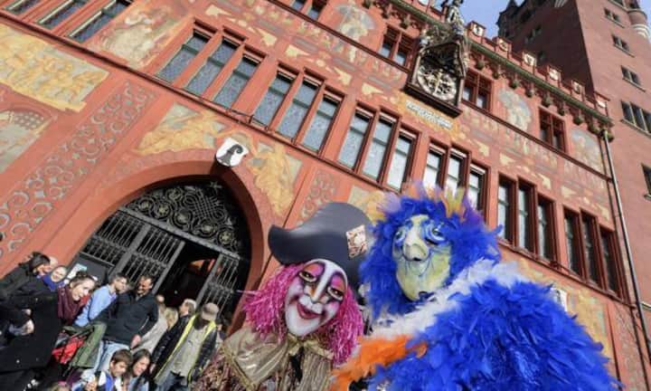 Am unglücklichsten sollen trotz Fasnacht die Basler sein. Hier ereignen sich die meisten schweren Straftaten. In Basel-Stadt ist die Wahrscheinlichkeit, Opfer eines schweren Verbrechens zu werden, vier Mal so hoch wie im benachbarten Halbkanton Basel-Land. Dazu ist auch die Arbeitslosigkeit relativ hoch und die Lebenserwartung relativ tief. Keystone