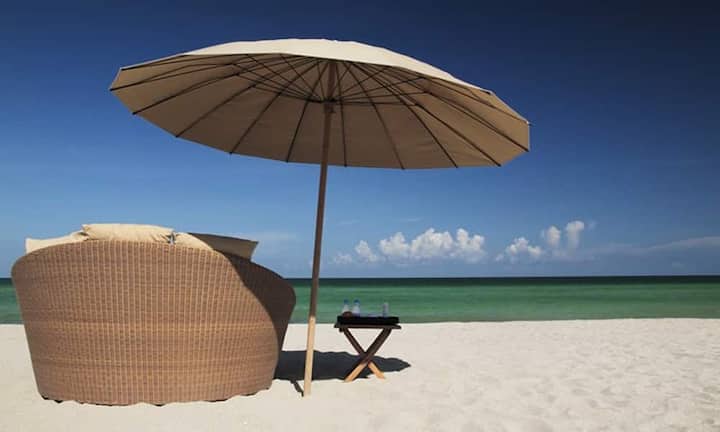 Absolute Ruhe: Am Strand darf der eigene Sonnenschirm und der Lounge-Sessel nicht fehlen.