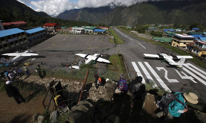 Ausgangspunkt für eine Reise in die Everest-Region ist der Flugplatz
Lukla in Nepal. Die einzige Piste hat eine Neigung von rund 12 Prozent
und kann nur bergwärts angeflogen werden. Durchstarten: Unmöglich! Am anderen Ende der Startbahn geht es abrupt rund 600 Meter in die Tiefe.Keystone