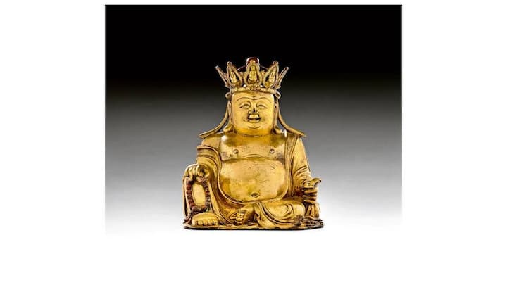 Buddha des Glücks, Koller Auktionen, Zürich
Am 29. und 30. Oktober führt Koller Zürich seine rund 800 Lose umfassenden Spezialauktionen für Asiatica durch. Herzstück ist der Tibetteil mit zahlreichen buddhistischen Gottheitsfiguren. Eine 31,5 cm grosse vergoldete Kupferfigur des Buddha Dipankara, 15. Jahrhundert, ein Buddha Vajradhara aus feuervergoldetem Kupfer, 14./15. Jahrhundert – ebenso wie der vergoldete, bronzene Buddha Shakyamuni aus dem 13./14. Jahrhundert.