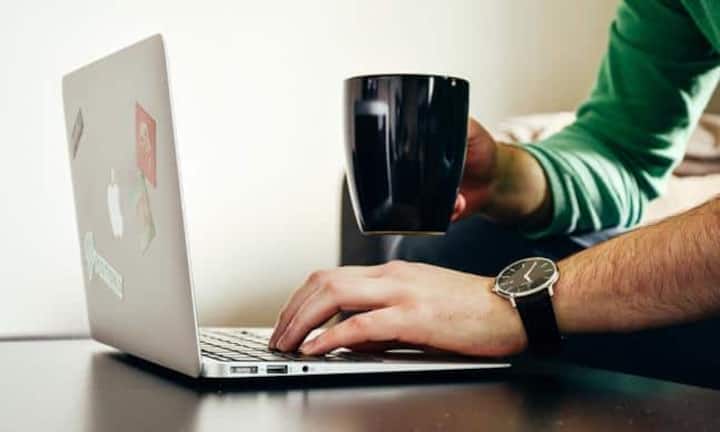 Auf vertrauenswürdige Webseiten setzenFür Updates und Downloads von Software sollten Sie nur auf zuverlässige Webseiten zurückgreifen - und offizielle Software nutzen.