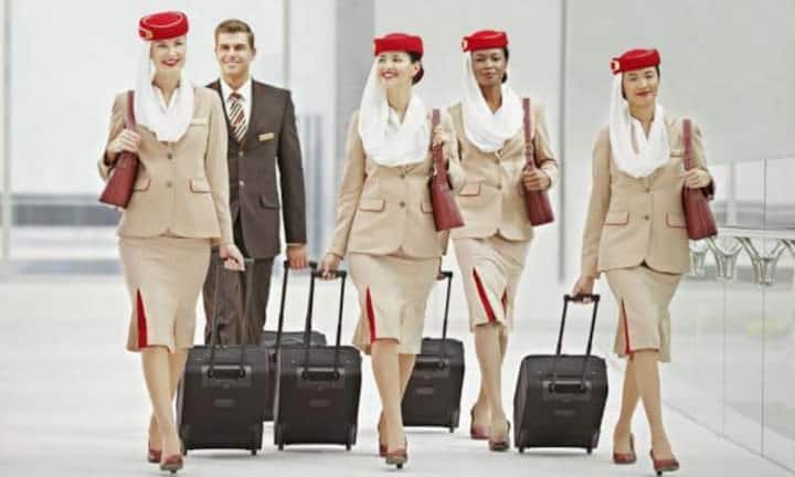 So bereiten sich Emirates-Neulinge auf ihren Job als Flugbegleiter vor: Typisches Outfit – Emirates Flugbegleiterinnen mit dem prägnanten Schleier-Kostüm. Der Quoten-Mann ist auch dabei.