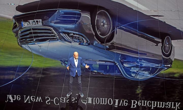 So wird die überarbeitete S-Klasse im Herbst automatisch überholen, Abstand halten, Tempolimits einhalten oder eine Notbremsung hinlegen. Auf der IAA startet eine mit neuesten autonomen Funktionen ausgestattete S-Klasse eine Testfahrt über fünf Kontinente. Auf der Langstrecke wie im dichten Stadtverkehr will der Autobauer so Erfahrungen mit der Technik sammeln.Keystone