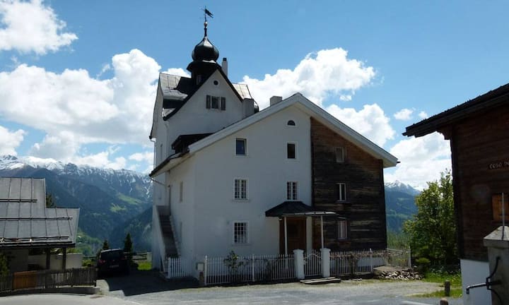 Im Untergeschoss befindet sich nebst Weinkeller und Sauna mit Blick ins Val Lumnezia auch die Ölzentralheizung, die im Sommer 2015 erneuert wird.