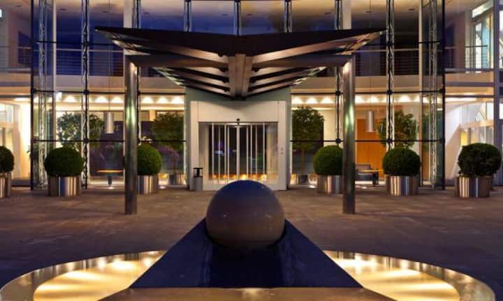 Auf Platz 4 der umsatzstärksten europäischen Unternehmen liegt der Schweizer Rohstoffhändler Glencore. Er generierte 76,8 Milliarden Euro.