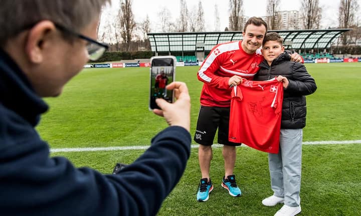 Xherdan Shaqiri, 25 Jahre, 10–20 Millionen Franken
Seit August 2015 steht Xherdan Shaqiri bei Stoke City in der englischen Premier League unter Vertrag. Doch wie schon beim vorherigen Arbeitgeber Inter Mailand leidet Shaqiri unter Muskelverletzungen und muss die Spiele seines Teams öfters von der Bank aus verfolgen. Doch wenn der 25-Jährige über den Rasen spurtet, weiss er immer noch zu begeistern – auch im Dress der Schweizer Nati.Keystone