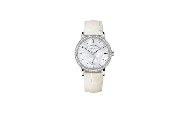 Lange & Söhne: Vor genau 20 Jahren brachte A. Lange & Söhne im Zuge der Wiedergeburt vier neue Uhrenlinien auf den Markt. Expressis verbis für Damen gab es damals die Arkade mit Formgehäuse und Grossdatum auf dem Form-Handaufzugswerk. Das ist Vergangenheit. Die Gegenwart heisst Saxonia, ist klassisch rund und besitzt – schon fast eine Selbstverständlichkeit – ebenfalls ein mechanisches Uhrwerk aus der Manufaktur in Glashütte.