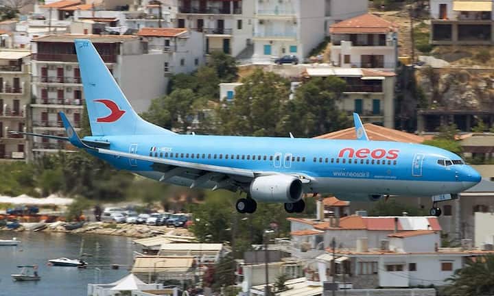 Auf der griechischen Ferieninsel Skiathos haben Piloten keinen zweiten
Versuch. Die Landebahn ist auf beiden Seiten von Meer begrenzt. Da der
Airport kein Instrumentenlandesystem hat, müssen Piloten hier immer auf Sicht fliegen. Wenigstens ist das Wetter auf Skiathos meistens schön!Dejan Milinkovic/Wikimedia