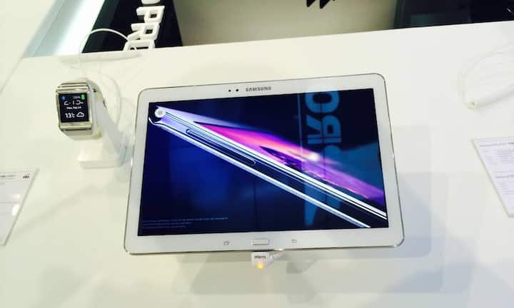 ....beträgt 4 Millionen Pixel, das ist doppelt so viel wie bei einem HD-Fernseher. Ein leistungsfähiges Office ist mit dabei; in der 12-Zoll-Version kann man vier Apps gleichzeitig auf dem Schirm haben.