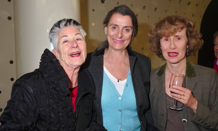 Marianne Lyssy, Mutter von Elia Lyssy;
Claudia de Weck, Illustratorin;
Susanne Orlando, Galeristin