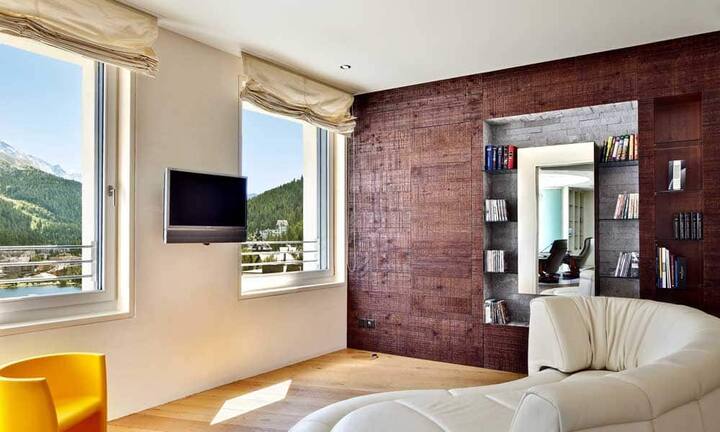 Zur Wohnung gehört eine ca. 30 Quadratmeter grosse Terrasse.