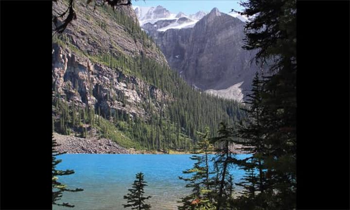 Eines der landschaftlichen Highlights während des Kreuzflugs «Nationalparks Nordamerika»: Lake Moraine mit den Ten Peaks im Banff-Nationalpark.