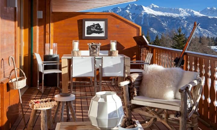Crans Montana ist eines der bekanntesten Skigebiete des Wallis und liegt auf einem sonnenseitigen Hochplateau auf 1500 Meter über Meer. Auf dem Balkon lässt sich das Panorama bestens geniessen.