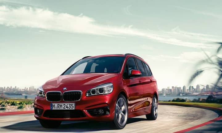 Der BMW 2er Grand Tour bricht gleich mit zwei BMW-Tabus: Ein Minivan und dann auch noch mit Frontantrieb. Doch der Hersteller setzt noch einen drauf und bringt den 4.56 Meter langen Grand Touret mit bis zu sieben Sitzplätzen. Als Nachteil erweist sich der unverhältnismässig hohe Preis von 38'100 Franken.