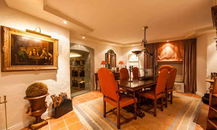 Im hauseigenen Weinkeller kann der Rebensaft in gemütlicher Atmosphäre gleich verköstigt werden.