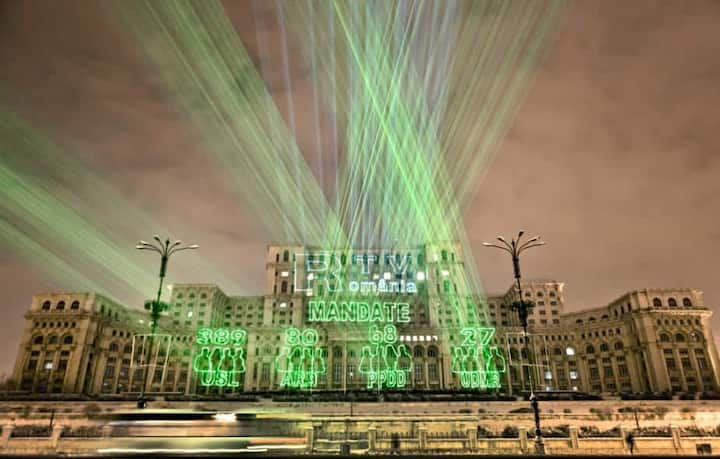 2. Parlamentspalast in Bukarest: 3 Milliarden DollarNicolae Ceaușescus Grössenwahn prägt das Stadtbild von Bukarest bis heute. 20'000 Arbeiter errichteten den Palast zwischen 1983 und 1989 im Dreischichtbetrieb. Der Bau, für den ganze Quartiere der Altstadt abgerissen wurden, verschlang über Jahre einen guten Teil des Staatshaushalts des armen Landes.