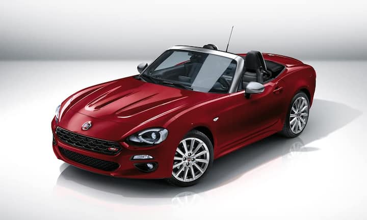 Frische Sommerbrise: Fiat 124 SpiderEs ist keine Kunst, einen Mazda MX-5 in einen Fiat umzustricken. Wie die Italiener es aber gemacht haben, verdient Respekt: Zwar ist beim 4,05 Meter kurze 124 Spider das Design retro und bezieht sich auf das gebaute Original, alles andere aber ist hochmodern. Bei einem 1,4-Liter-Vierzylinder-Turbo mit 140 PS ist ab Juni flottes Fortkommen bis 215 km/h angesagt. Klima, Tempomat, ZV oder Bluetooth-Radio sind Serie. Preis: ab 27'900 Franken.