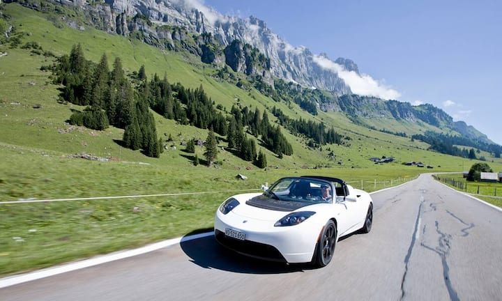 Das erste Modell war der Roadster im Jahr 2008. Tesla bezeichnet den Elektroflitzer als das erste autobahntaugliche rein elektische Serienfahrzeug.