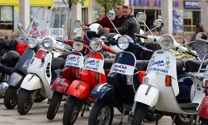 Fans des Kultrollers begegnen sich auf Treffen (Bild: Albanien) und gründen Vespaclubs. Auch anlässlich des Geburtstages steht eine Parade im Heimatort Pontedera auf dem Programm.