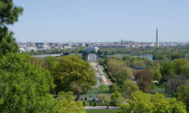 Platz 1: Nirgends wohnen mehr reiche junge Menschen als in Arlington, VA. Von den Millennials, die in dem rund 200’000-Seelen-Vorort von Washington leben, verdienen 8,7 Prozent mehr als 350'000 Dollar im Jahr. Bilder: Flickr/Wikimedia/Keystone/Google
