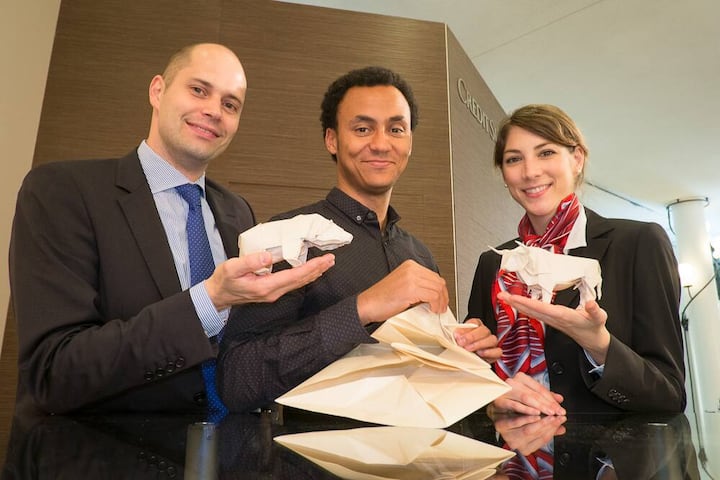 David E. Scholz, Vice President Derivative & Structured Products, Credit Suisse; Origami Papierfaltkünstler Sipho Mabona; Nicole Kruger, CS-Hostess