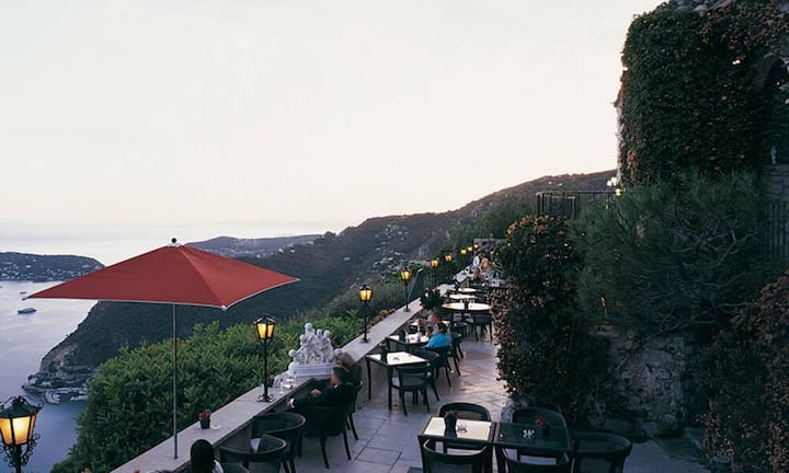 Von keinem Punkt des Hotels aus bleibt einem der Blick über das azurblaue Meer der Côte d’Azur verwehrt.Bilder: Château de la Chèvre d'Or