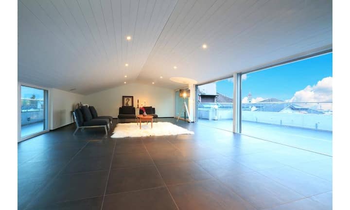 Ein grosser, offener Raum erstreckt sich über das ganze Dachgeschoss. Die Terrasse bietet eine tolle Sicht auf den See und über die Dächer von Ascona. Den Preis erfährt man allerdings nur auf Anfrage. (Quelle/Bilder: 
Engel & Völkers)