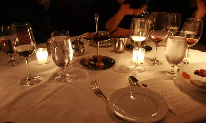 Doch über welche Geschenke freuen sich Frauen und Männer am meisten? Hoch im Kurs ist ein Abendessen. 66,1 Prozent der Frauen und 58,6 Prozent der Männer finden das ein gutes Geschenk.