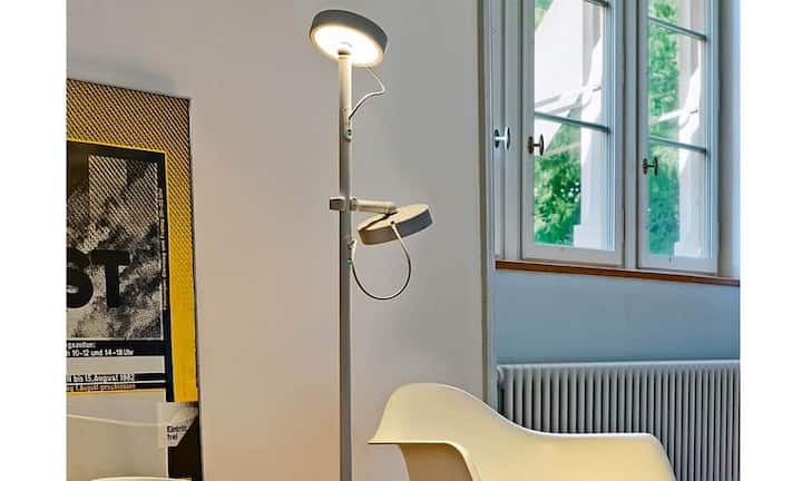 Spot an! Die vom Schweizer Designer Michel Charlot entwickelte LED-Spotfamilie U-Turn hat zum ersten Geburtstag Zuwachs bekommen. Die neuen Stehleuchten bieten mit zwei Leuchtenköpfen grosse Flexibilität. Ihre Spots können unabhängig voneinander gedreht und gedimmt werden. Zusammen mit dem veränderbaren Abstrahlwinkel ist U-Turn ein flexibles Lichtwerkzeug mit hohem Spassfaktor und obendrein für den Design Preis Schweiz nominiert. Belux