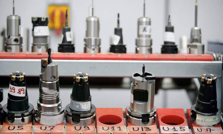 Das sind 2016 die Reichsten der Region Basel:Platz 3: Rudolf MaagRudolf Maag hat sich ein Vermögen in Höhe von 2 bis 2,5 Milliarden Franken aufgebaut. Die gewichtigsten Positionen im Portfolio des Ehrendoktors der Uni Basel sind seine Anteile von 4,8 Prozent an Actelion und 12,2 Prozent an Straumann. Überdies hält er 5,4 Prozent an Implenia, 14 Prozent an Mikron (Bild) und er ist Miteigner des Fünfsternehotels Le Grand Bellevue in Gstaad. Keystone