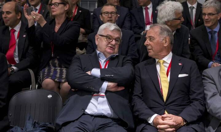 Der deutsche Bundesaussenminister a. D. Joschka Fischer ( li., neben Alt Bundesrat Adolf Ogi) wurde während der Kanzlerschaft von Gerhard Schröder zu einem der bekanntesten Politiker der Grünen. Nach der aktiven Politikerzeit folgte Fischer 2006 dem Ruf der US-Eliteuniversität Princeton, um über internationale Krisendiplomatie zu lehren.