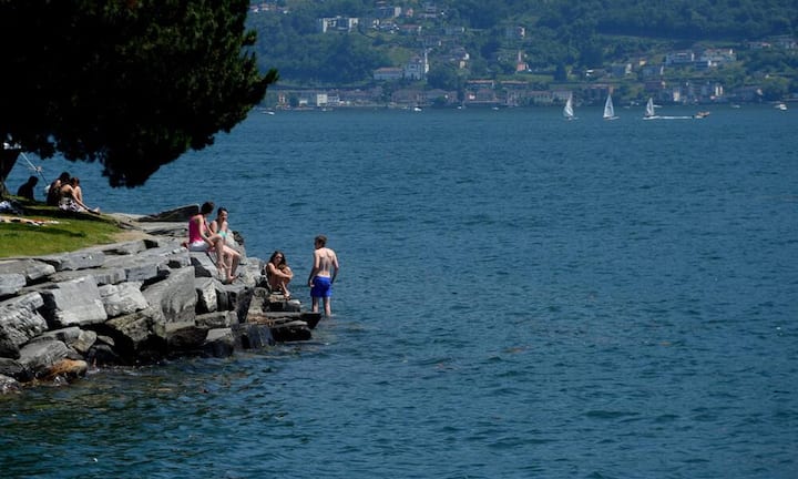 Der Luganersee liegt im südlichsten Zipfel des Tessins und streckt seine Arme bis in italienisches Gebiet. Dank dem milden, vom Mittelmeer geprägten Klima wachsen hier sogar Zitrusfrüchte, und die Gäste können unter Palmen sonnenbaden.Keystone