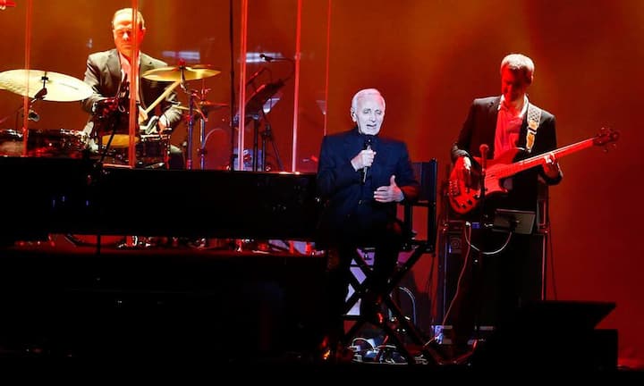 Eine schöne Nebeneinkunft sind die Tantiemen. Radios, Konzertveranstalter, Clubbetreiber, Download-Plattformen und Streaming-Portale müssen sie den Verwertungsgesellschaften, allen voran der Suisa, abgeben. Die behält 12 Prozent und zahlt den Rest den Komponisten aus. Es heisst, dass der Sänger Charles Aznavour («La Bohème») Schweizer Tantiemen-König ist. Der 92-jährige Franzose, der seit einiger Zeit in Genf lebt, bezieht jedes Jahr über 500'000 Franken an Urheberrechtsentschädigungen.