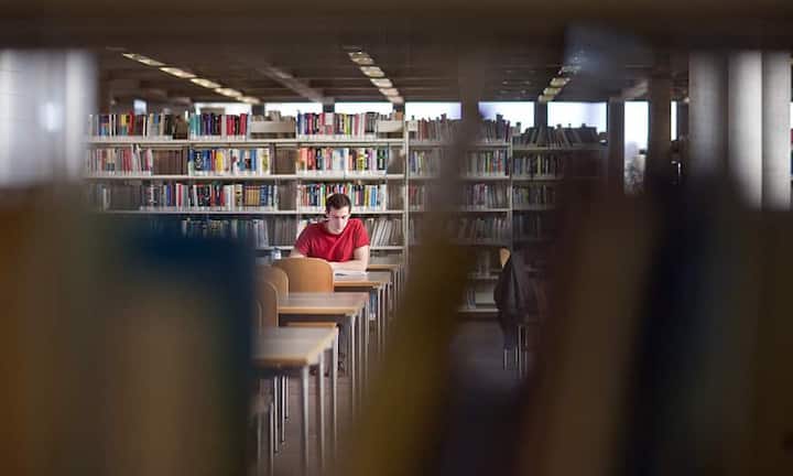 In diesem Alter sollte man sich keine Versicherungspolicen mit extrem langen Laufzeiten aufschwatzen lassen. Weil noch keine Hinterbliebenen vom Einkommen abhängig sind, macht eine Todesfallversicherung keinen Sinn. Bei dem geringen Einkommen können die steuerlichen Vorteile von Säule-3-a-Produkten nicht genützt werden, sie sind daher nicht sinnvoll.