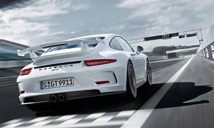 Porsche präsentiert den neuen 911 GT3 RS. Das Bild zeigt jedoch noch den 911 GT3. Für die RS-Version hat Porsche offenbar einen komplett neuen Motor entwickelt, der im rennstreckentauglichen GT3 RS rund 500 PS entwickeln dürfte. Wie im GT3 wird es die RS-Version vorerst wohl nur mit Porsches Doppelkupplungsgetriebe PDK geben.Porsche